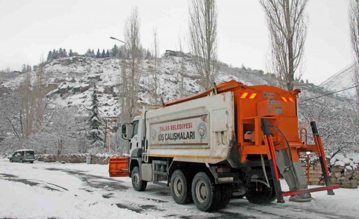 Talas’ta kar temizliği ara vermeden sürüyor
