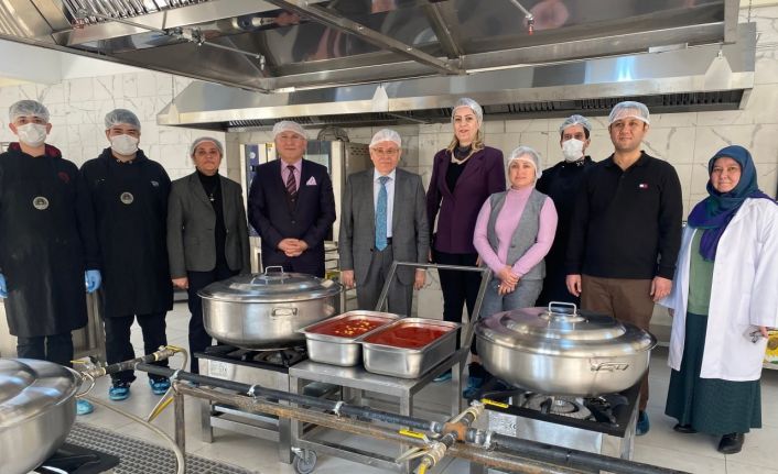 Taşımalı öğrencilerin yemekleri meslek liselilerden