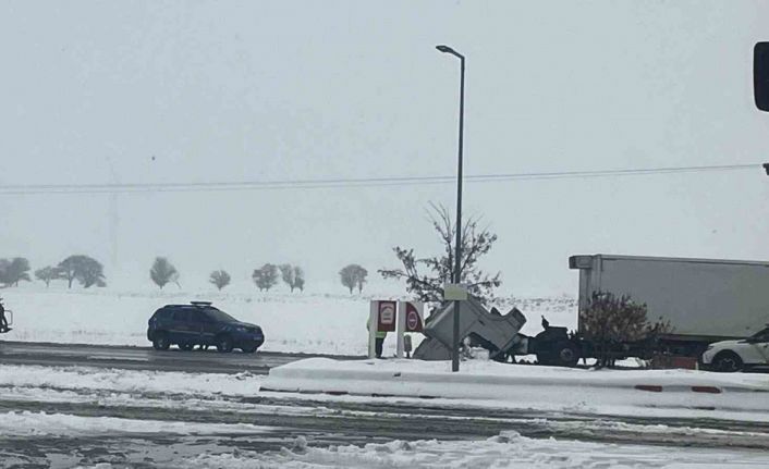 Tatvan’da 3 kişinin yaralandığı kaza anı kamerada