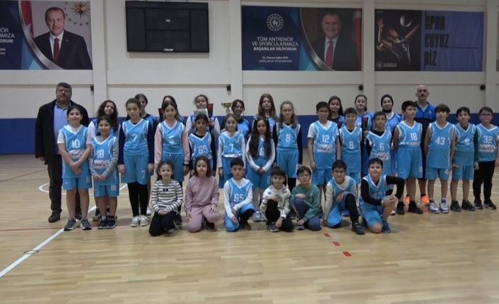 Tavşanlı Çınar Spor Kulübü U18 Kız Basketbol Takımı kupa töreni düzenledi