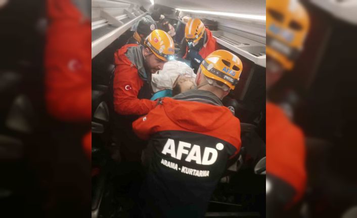 Tıra arkadan çarpan otobüs şoförü hayatını kaybetti, 13 yaralı