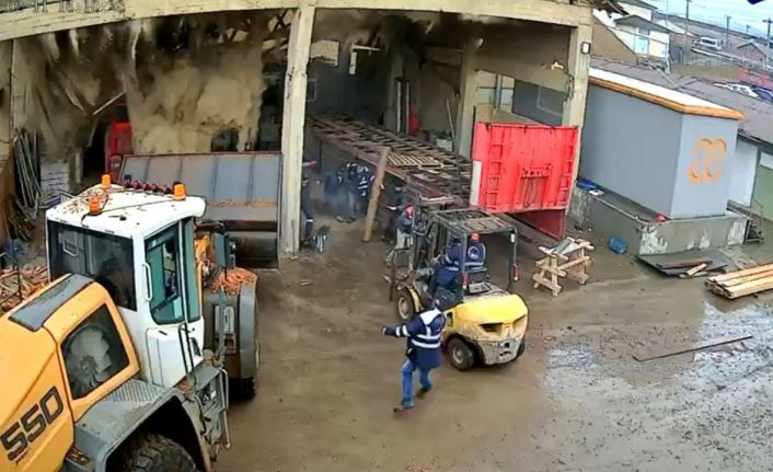 Tokat’ta fabrikanın çatısının çökme anı kameraya yansıdı