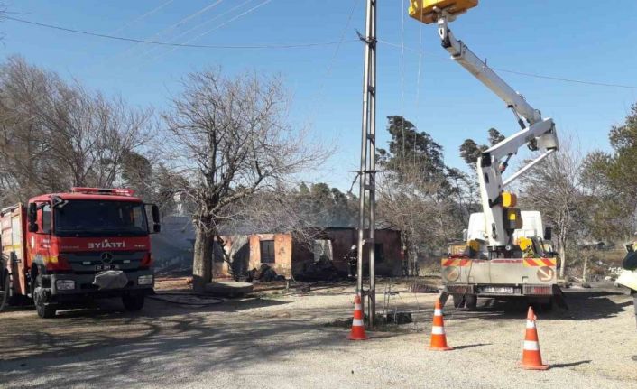 Traktörden çıkan kıvılcım evi küle çevirdi