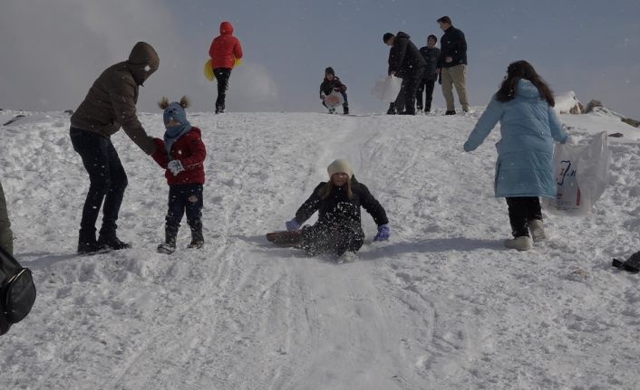 Trakya’nın Uludağ’ı olarak tabir edilen Mahya Tepe’de vatandaşlar karın tadını çıkardı
