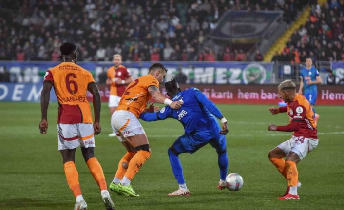 Trendyol Süper Lig: Çaykur Rizespor: 0 - Galatasaray: 0 (İlk yarı)