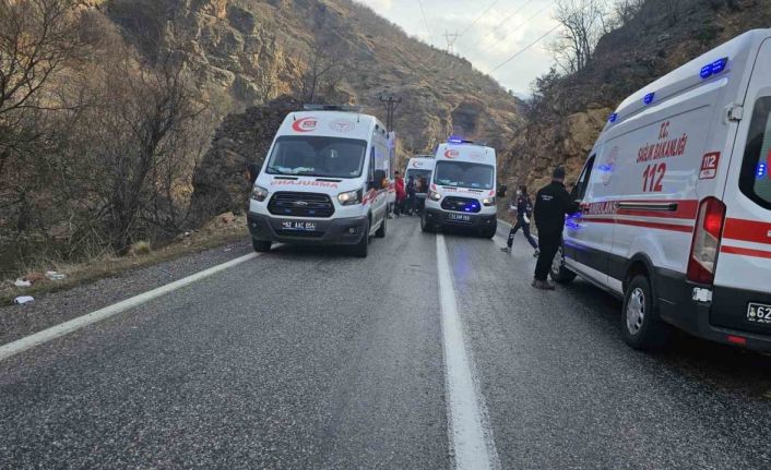Tunceli’de feci kaza: Otomobil kayaya çarptı 1, ölü 5 yaralı