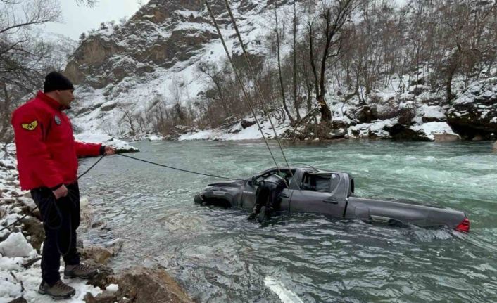 Tunceli’de otomobil çaya düştü: 1 yaralı