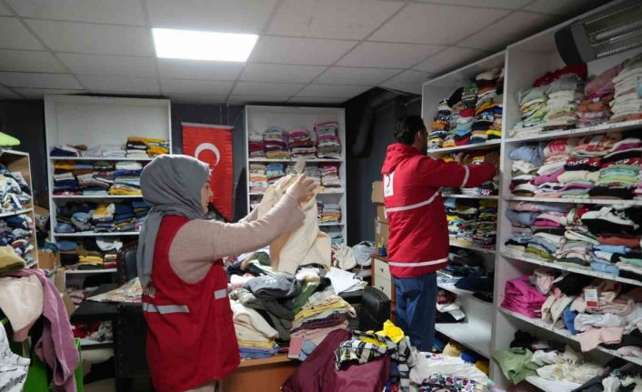 Türk Kızılayı Niğde’de ihtiyaç sahiplerine kıyafet desteği sağlıyor