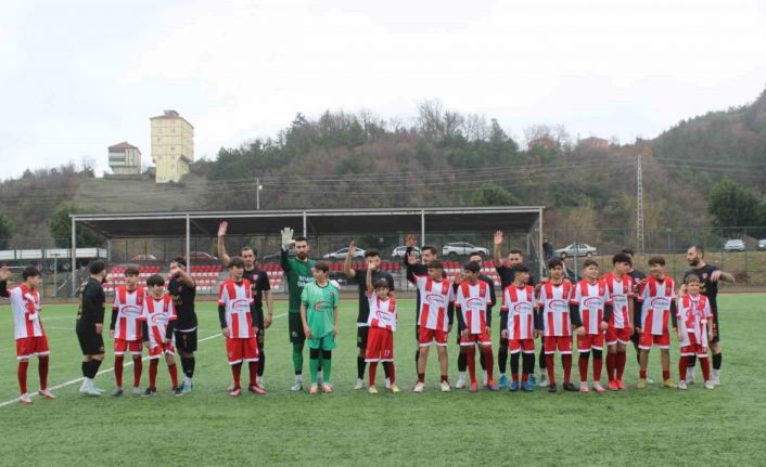 Türkeli BES, U-14 şampiyonluk kupasını kaldırdı