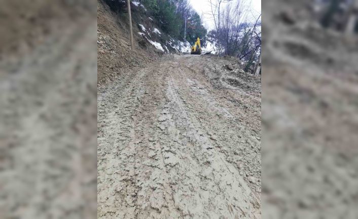 Türkeli’de heyelan nedeniyle kapanan yol ulaşıma açıldı