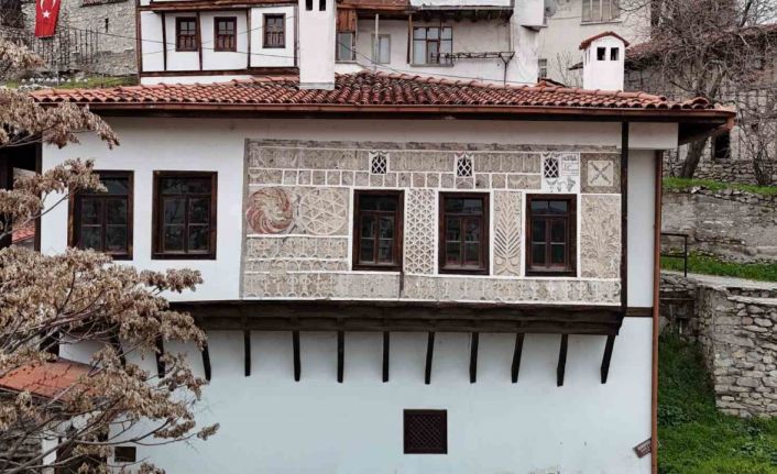 Türkiye’de eşi benzeri olmayan süslemeleriyle 239 yıllık Mektepçiler Evi dikkat çekiyor