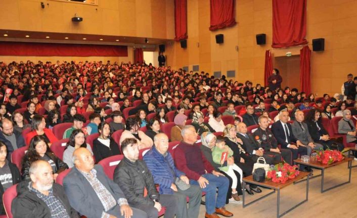 Türkiye’nin ilk astronotu Alper Gezeravcı memleketi Silifke’de öğrencilerle buluştu