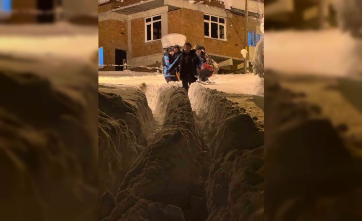 UMKE ekibi zorlu şartlara rağmen 90 yaşındaki hastaya ulaştı