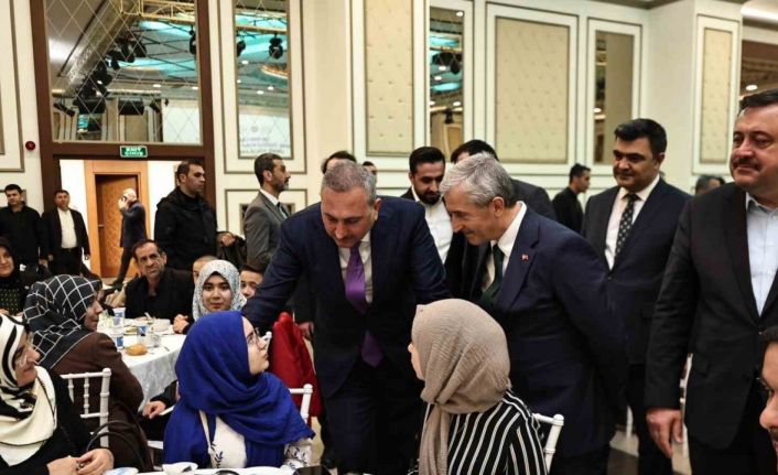 Umre’den dönen öğrenciler ve aileleri protokol ile yemekte buluştu