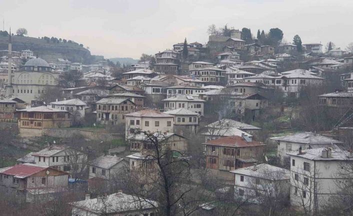 UNESCO kentinde konaklar ile tarihi yapıların çatıları beyaza büründü