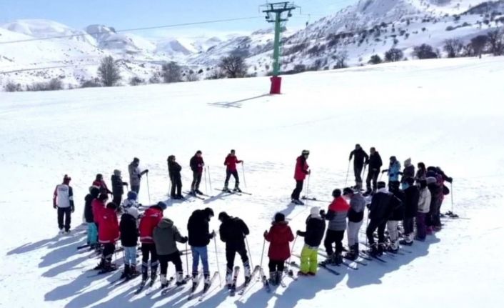 Üniversite öğrencilerine Kop Dağında kayak eğitimi