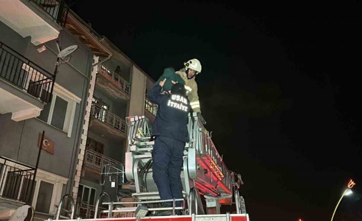 Uşak’ta apartman dairesinde çıkan yangın söndürüldü