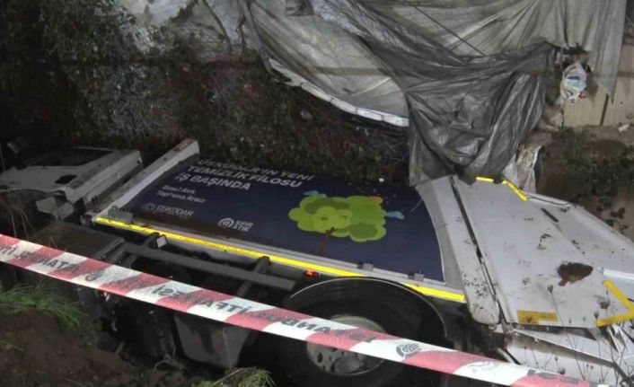 Üsküdar’da çöp kamyonu dereye uçtu