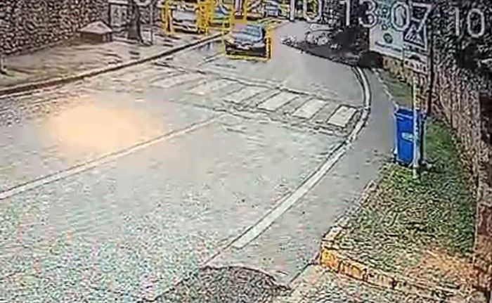 Üsküdar’da istinat duvarı çöktü, bir araç toprak altında kalmaktan saniyelerle kurtuldu