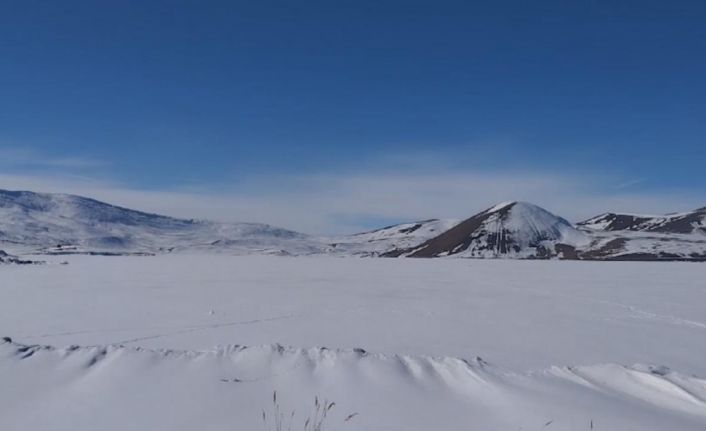 Üzeri buz ve karla kaplanan Taşlıçay Balık Gölü gözden kayboldu
