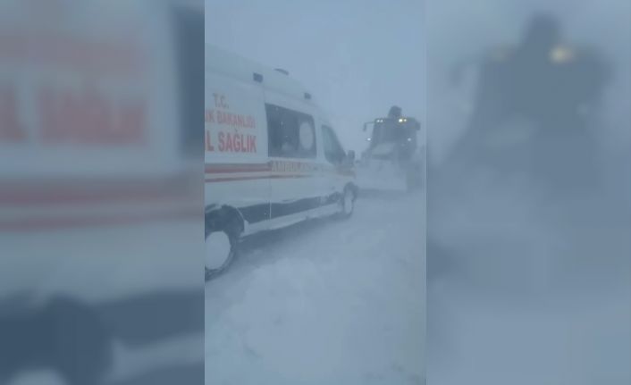 Vakaya giderken karlı yolda kalan ambulansı belediye ekipleri kurtardı