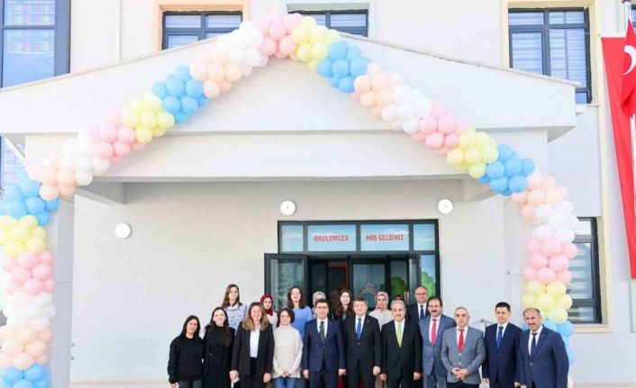 Vali Aygöl, ikinci yarıyılın ilk ders zilinde öğrencilerle bir araya geldi