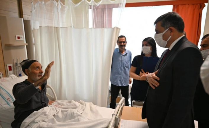 Vali Çiftçi, Şehir Hastanesi’nde hastaları ziyaret etti