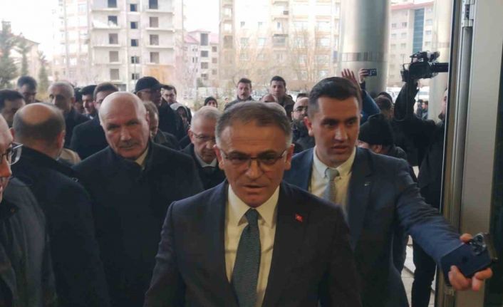 Van Büyükşehir Belediyesine kayyum olarak görevlendirilen Vali Balcı, belediyeye geldi