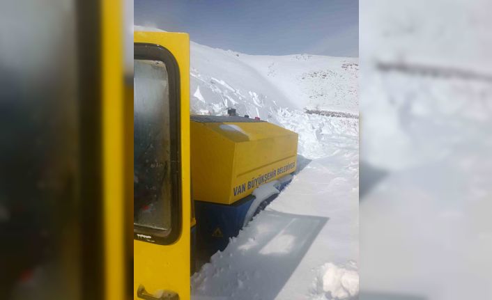 Van’da iş makinesinin üzerine çığ düştü