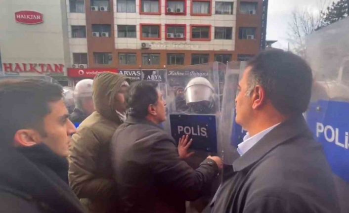 Van’da izinsiz yürüyüşte gerginlik: DEM Partili Mahmut Dindar polis kalkanını kırdı