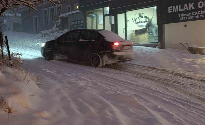 Van’da yoğun kar yağışı nedeniyle uçak seferleri iptal edildi