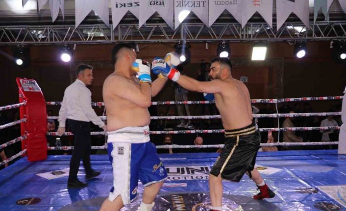 Vanlı boksör İranlı rakibini 2. raundda yere serdi