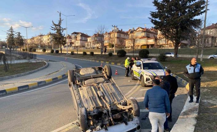 Virajı alamayan otomobil takla attı: Anne ve çocuğu yaralandı