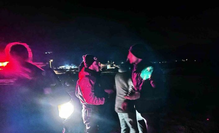 Yalova’da araçlarıyla mahsur kalan 3 kişi kurtarıldı