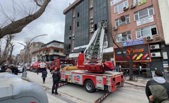 Yalova’da iş hanında çıkan yangında 2 kişi dumandan etkilendi