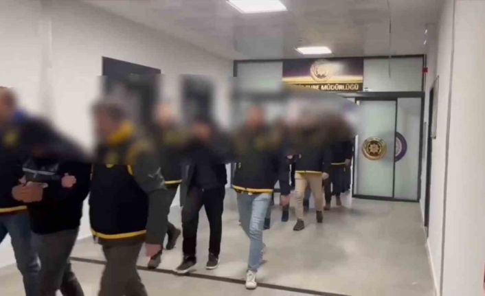 Yalova’da kendilerini polis-savcı olarak tanıtarak 35 milyon lira dolandıran 5 kişi tutuklandı