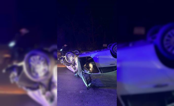 Yalova’da minibüse çarpan otomobil takla attı