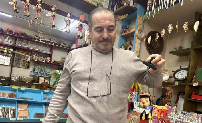 Yaptığı ahşap oyuncaklarla çocuklara geçmişi yeniden yaşatıyor