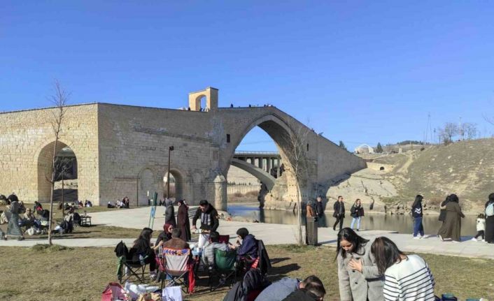 Yarıyıl tatilinin son gününde aileler tarihi Malabadi Köprüsü’ne akın etti