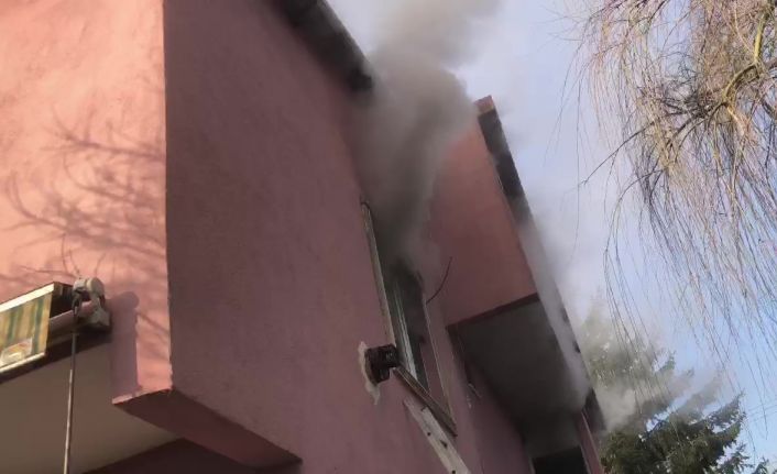 Yatak odasında yangın çıktı: 2 kişi dumandan etkilendi