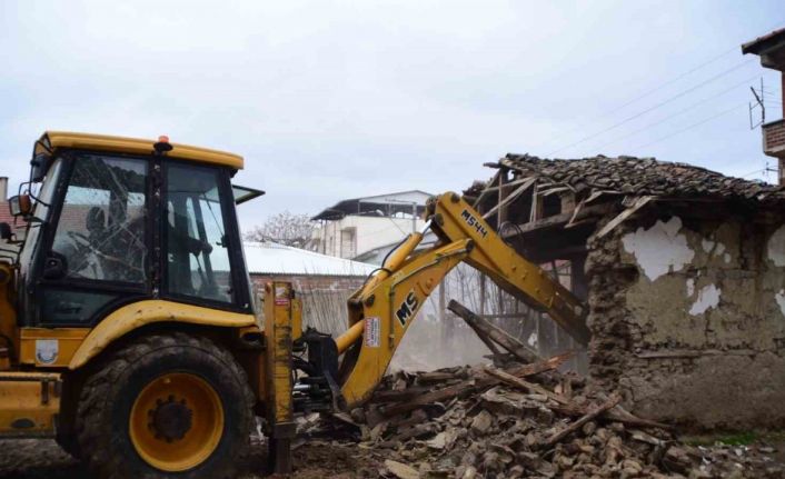 Yenişehir’de metruk binalar yıkılıyor
