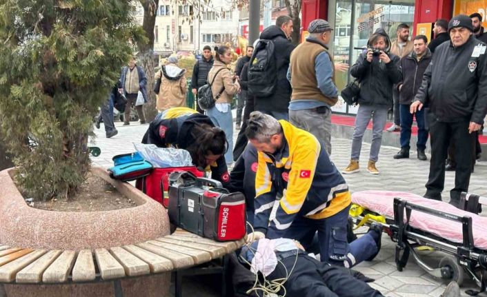 Yere yığılan yaşlı adama oradan geçen doktor müdahale etti, kalp masajı ile hayata döndü