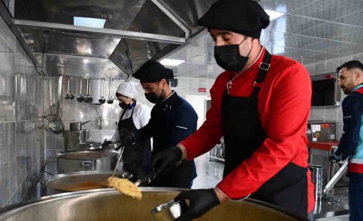 Yetim, öksüz ve bakıma muhtaç ailelere 8 yıldır 3 öğün yemek veriliyor