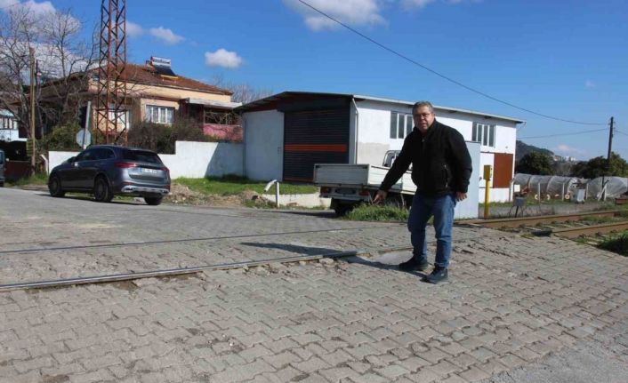 Yıllardır yapılmayan yol, hem çevre sakinleri hem sürücüleri korkutuyor