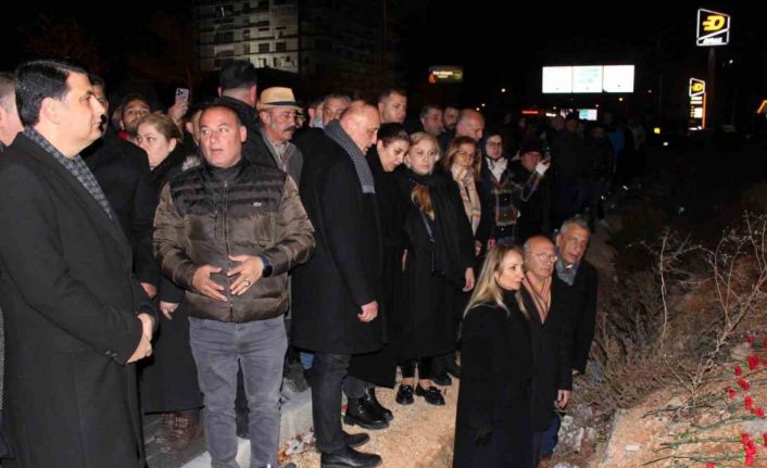 Yılmaz, deprem şehitlerini andı