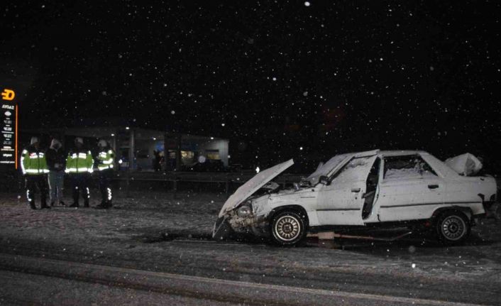 Yoğun kar kazayı beraberinde getirdi: Otomobil bariyerlere çarptı, 2 kişi yaralandı