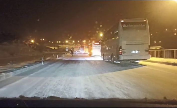 Yoğun kar yağışı nedeniyle Sivas’ta ulaşımda aksamalar yaşanıyor