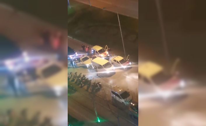 Yoğun trafiği hiçe saydılar, yolu kesip böyle eğlendiler