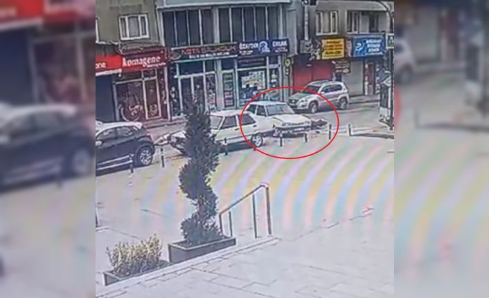 Yola aniden çıkan otomobile motosiklet çarptı, sürücü havada savruldu