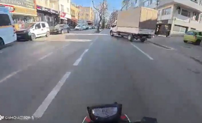 Yola çıkan kamyonete çarpmamak için manevra yaptı, ters yöne girip otobüse çarptı